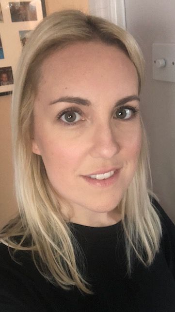 Lara Patterson, Resin Artist - @larajayne_design - Craft Resin US