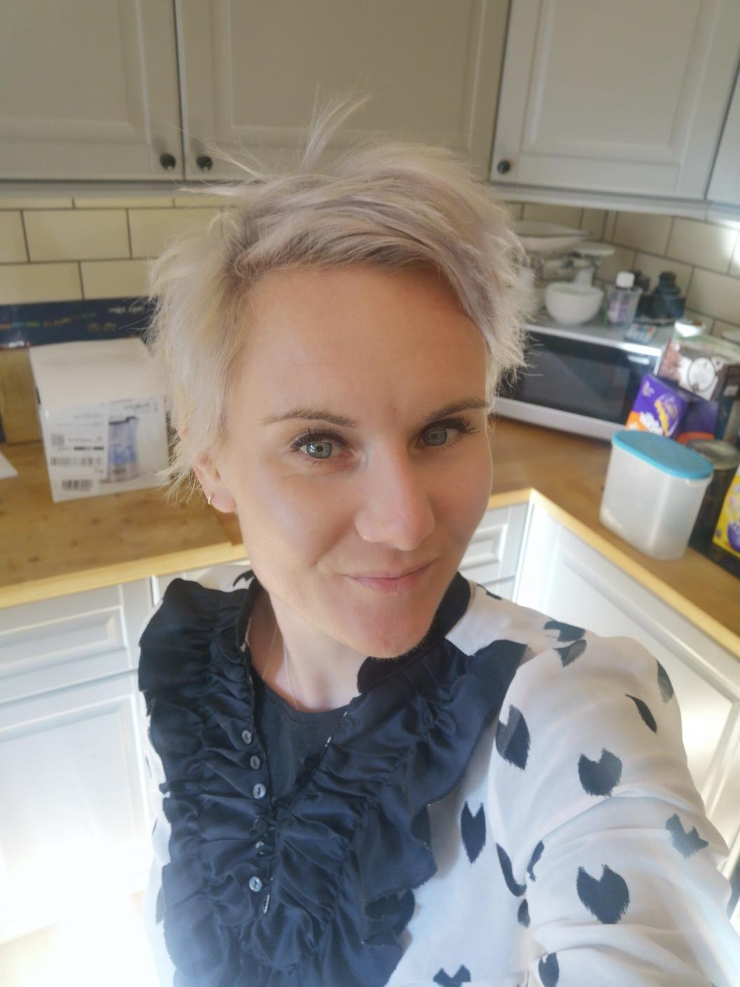 Lizzie Cordingley, artist from the UK - Craft Resin US