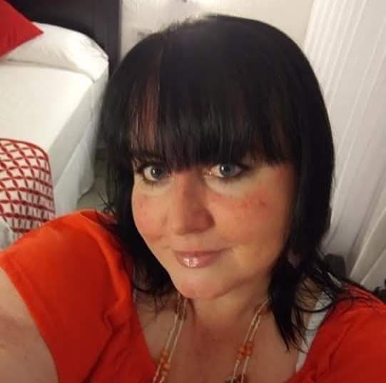 Mandie Wrigley, artist from the UK - Craft Resin US