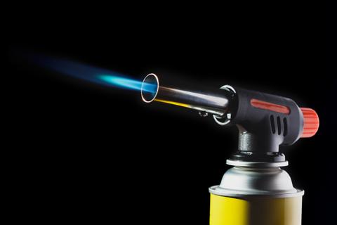 Using A Heat Torch On Your Resin Projects To Get Rid Of Bubbles: - Craft Resin US